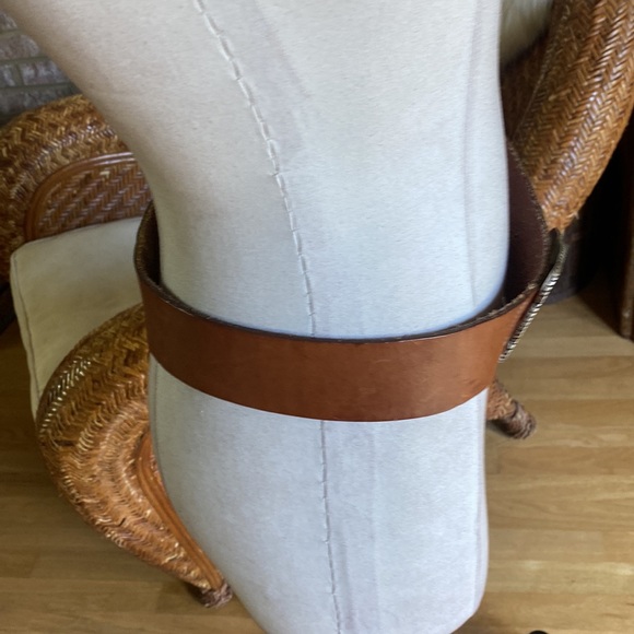 LIZ CLAIBORNE LEATHER BELT WITH BUCKLE 35 INCHES BROWN - Picture 6 of 9